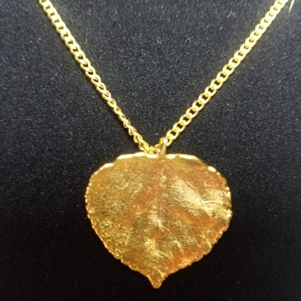 Beautiful Gold Leaf Necklace - Picture 2 of 4